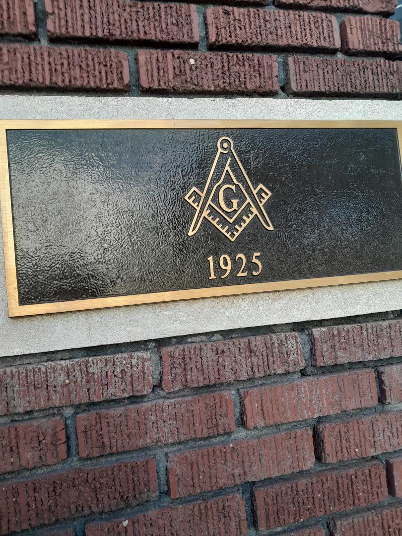 The commemorative plaque on the building today 
