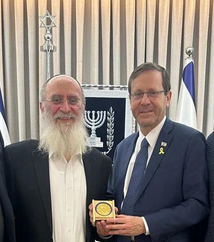 The Israeli President receives the Noahide Medal