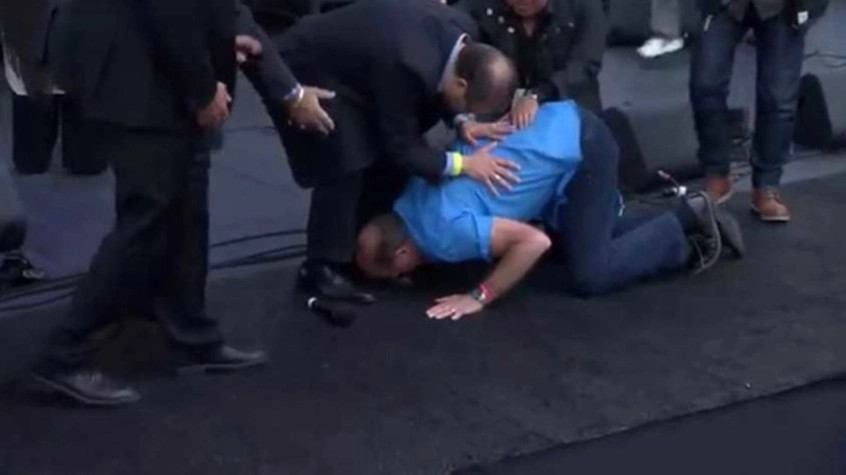 Christian evangelist Lou Engle, Catholic leader Matteo Calisi kiss each other's foot in symbolic act of reconciliation